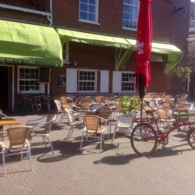 Café de la Gare waterside view